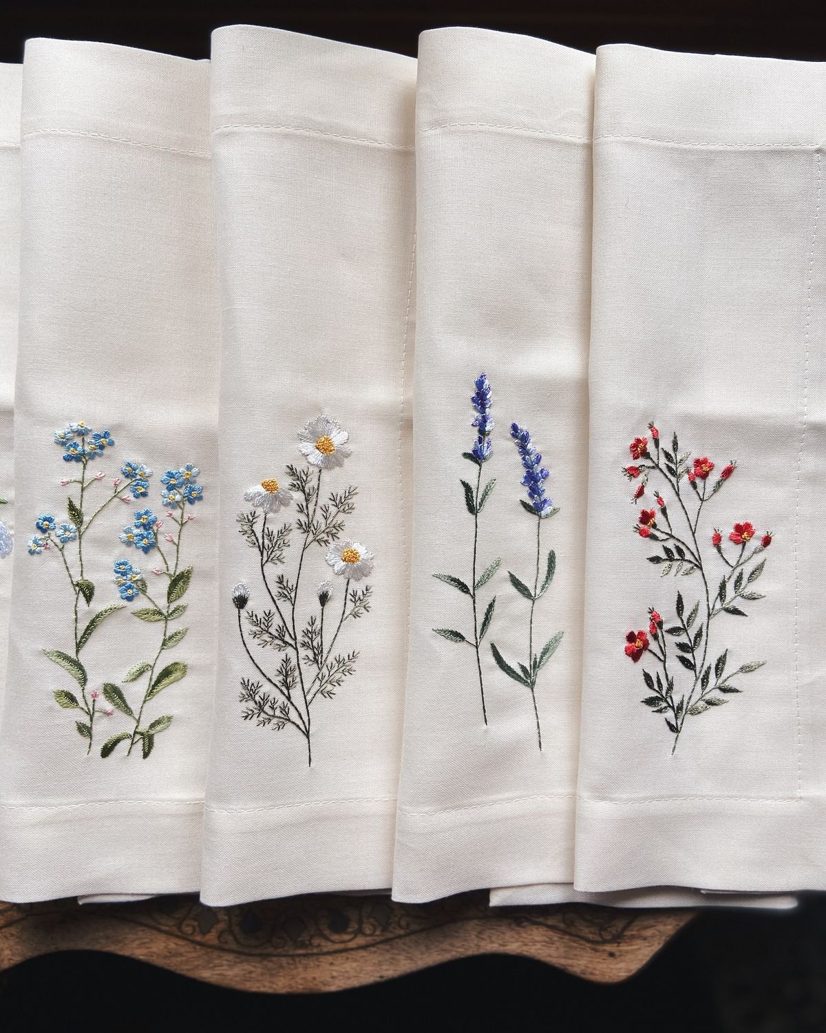 Khăn ăn vải lanh trắng thêu hoa nhí nhiều màu sắc