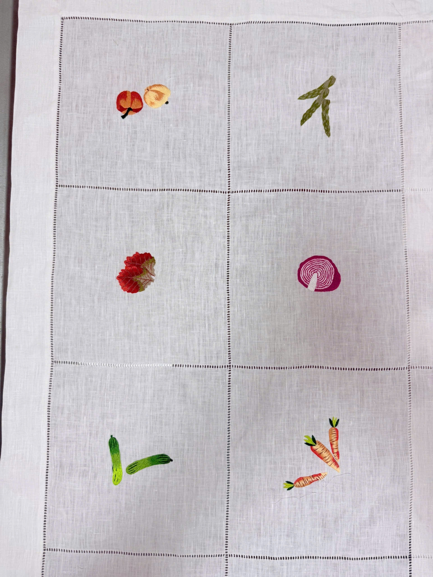 Khay lót đĩa vải lanh trắng thêu rau củ quả