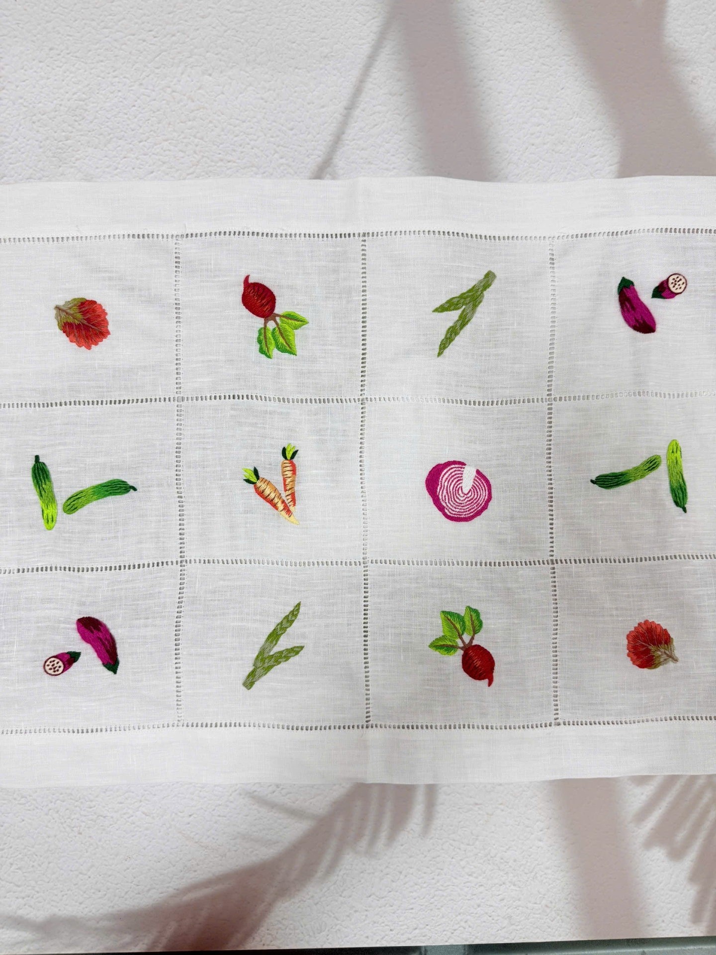 Khay lót đĩa vải lanh trắng thêu rau củ quả