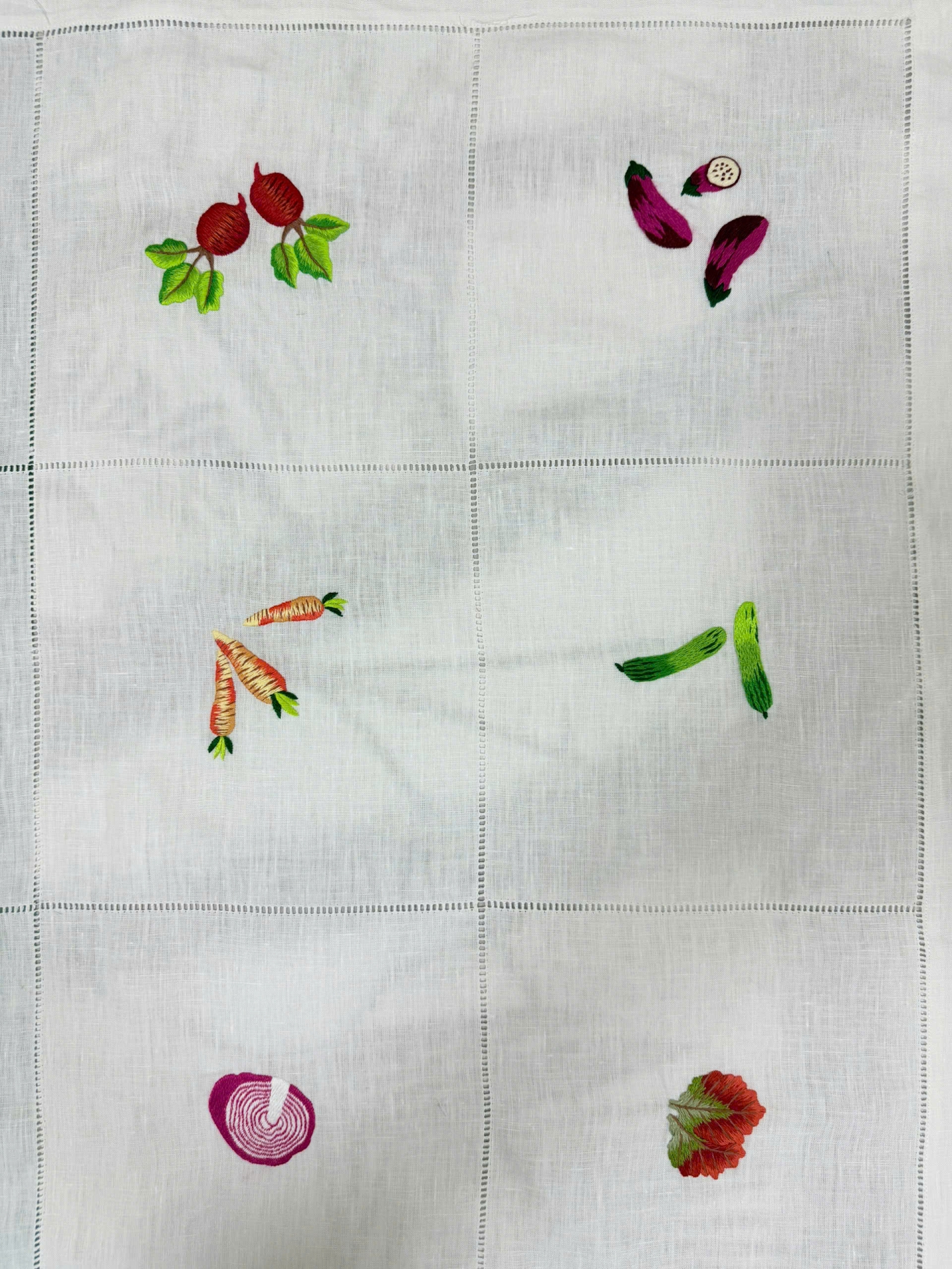 Khay lót đĩa vải lanh trắng thêu rau củ quả