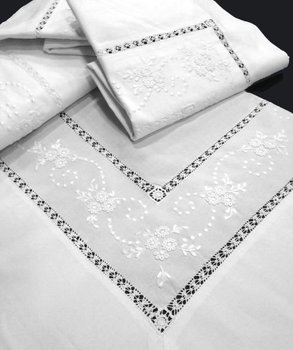 Khăn trải bàn thêu tay trắng tinh khôi , sản phẩm mang phong cách Châu Âu không chỉ đẹp mà còn thu hút mọi ánh mắt khi nó ở trong phòng khách của bạn