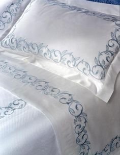 Bộ chăn ga gối thêu tay làm bằng vải satin mềm mại mang phong cách Châu Âu