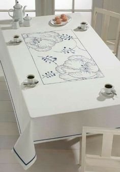 Khăn trải bàn  hình chữ nhât thêu hình 2 bông hoa lớn đơn giản và sang trọng