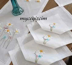 Set khăn trải bàn và khăn ăn hêu hoa cúc