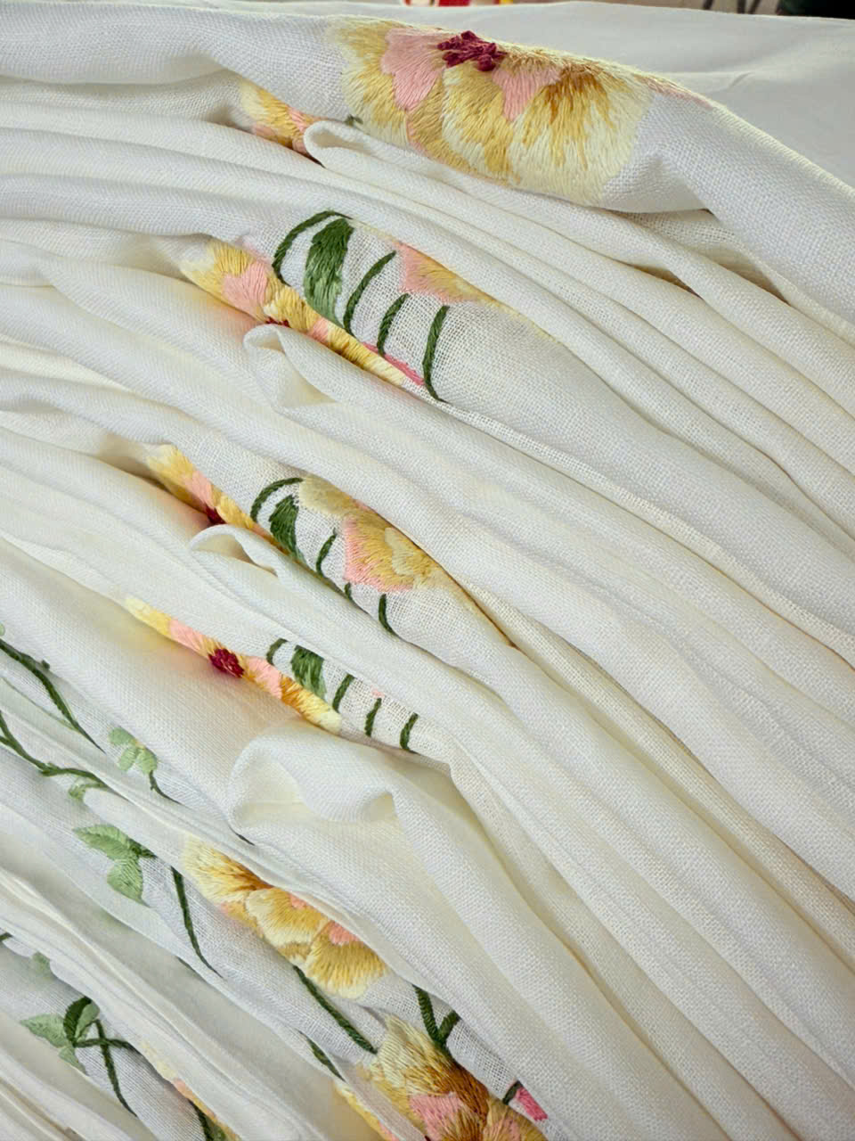 Khăn trải bàn bằng vải lanh trắng với nhánh mẫu đơn