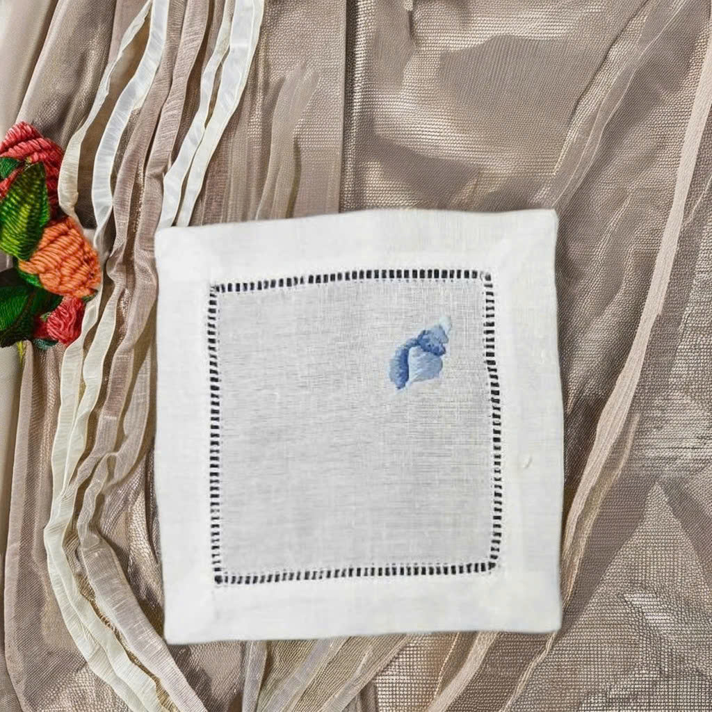 Lót cốc hình ốc biển với chỉ thêu màu xanh lam nhạt vô cùng đẹp mắt