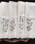 Khăn ăn vải lanh trắng thêu hoa nhí nhiều màu sắc