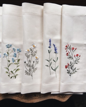 Khăn ăn vải lanh trắng thêu hoa nhí nhiều màu sắc