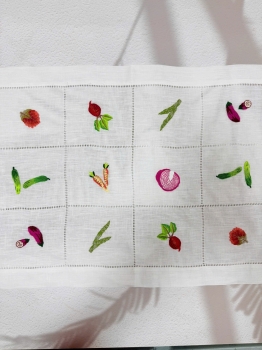 Khay lót đĩa vải lanh trắng thêu rau củ quả