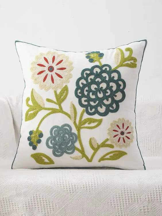 Gối Tựa Lưng thêu hoa và lá, sản phẩm mang cả mùa xuân đến không gian sống của bạn