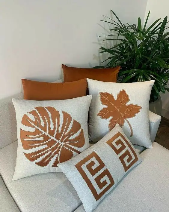 Bộ sản phẩm gối cao cấp họa tiết hình lá và khối logic  màu nâu   sang trọng và cuốn hút