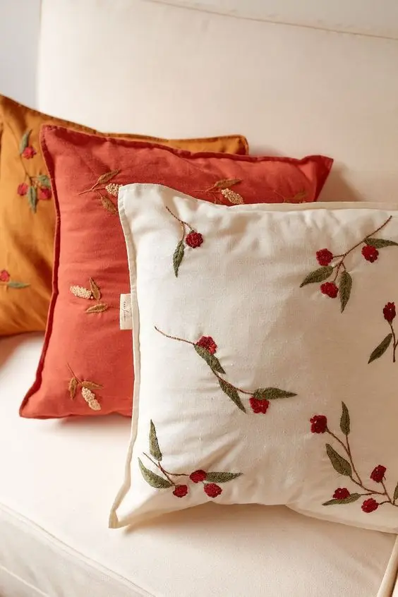 Set 03 gối tựa lưng với màu săc khác nhau thêu hoa sử dụng cho phòng khách