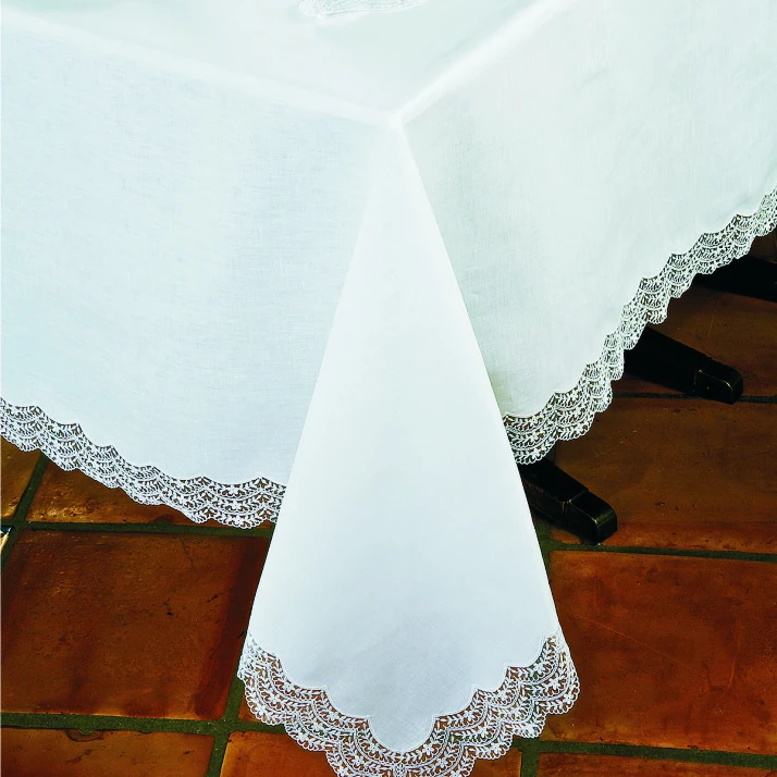 khăn trải bàn vuông  với viền ren bao quanh  là mẫu thiết kế được êu thích năm 2025