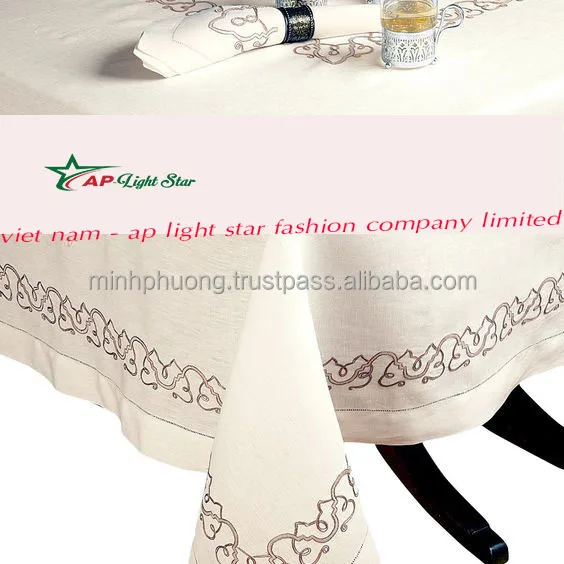 Khăn trải bàn thêu chỉ màu nâu xung quanh viền khăn với tông màu tương phản luôn làm hài lòng quý khách