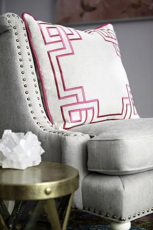 Vỏ gối thêu bằng vải satin cao cấp thêu chỉ màu tím