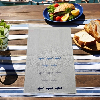 Lót đĩa thêu hình đàn cá với thiết kế đơn giản nhưng đẹp mắt