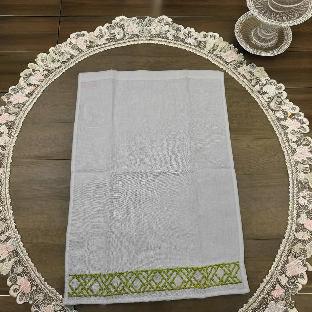 Khăn lót đĩa thêu khối logic màu xanh lá là mẫu sản phẩm được yêu thích và đặt hàng đều đặn mỗi năm