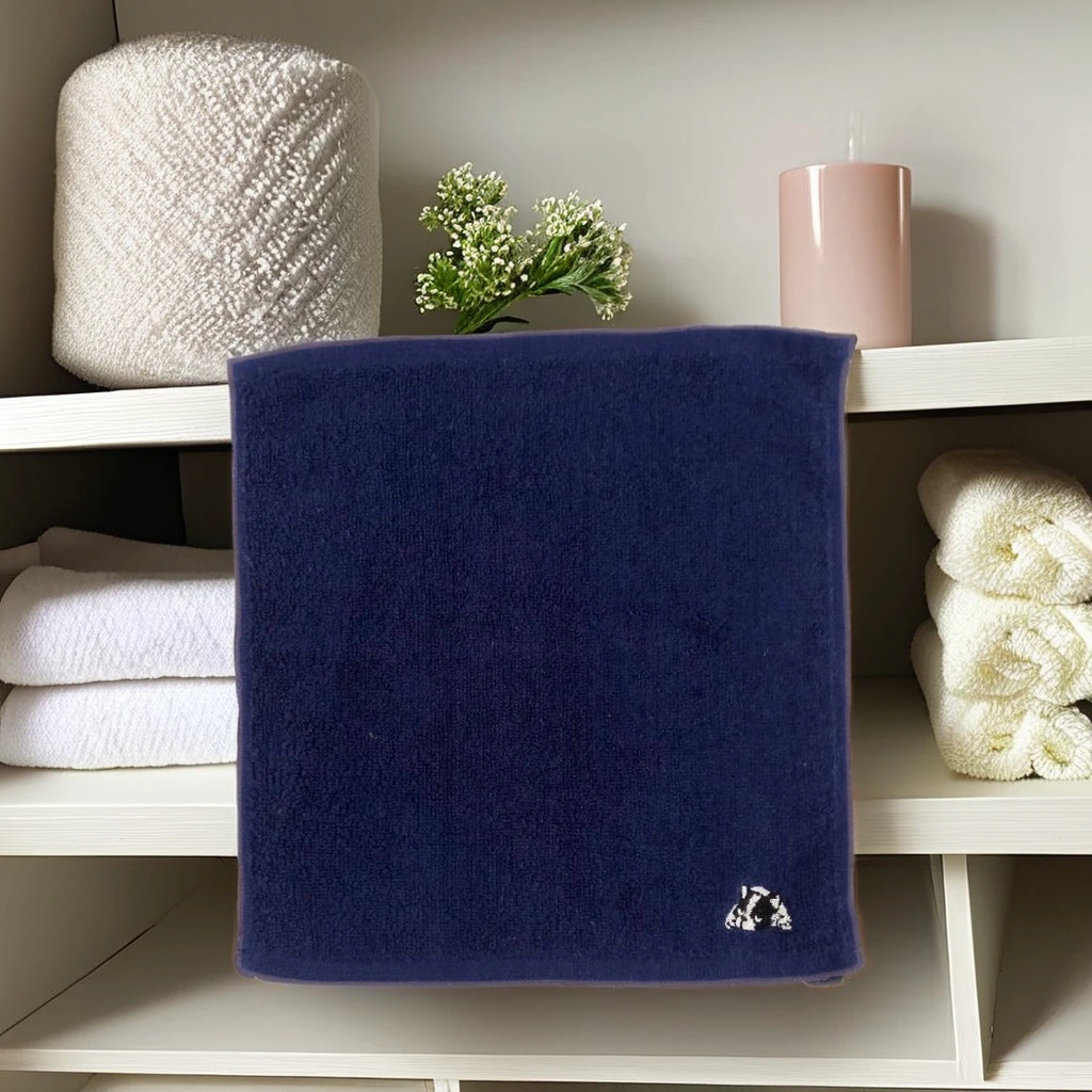 Khăn mặt hình vuông màu lam thêu hình chó đốm được nhiều khách hàng yêu thích