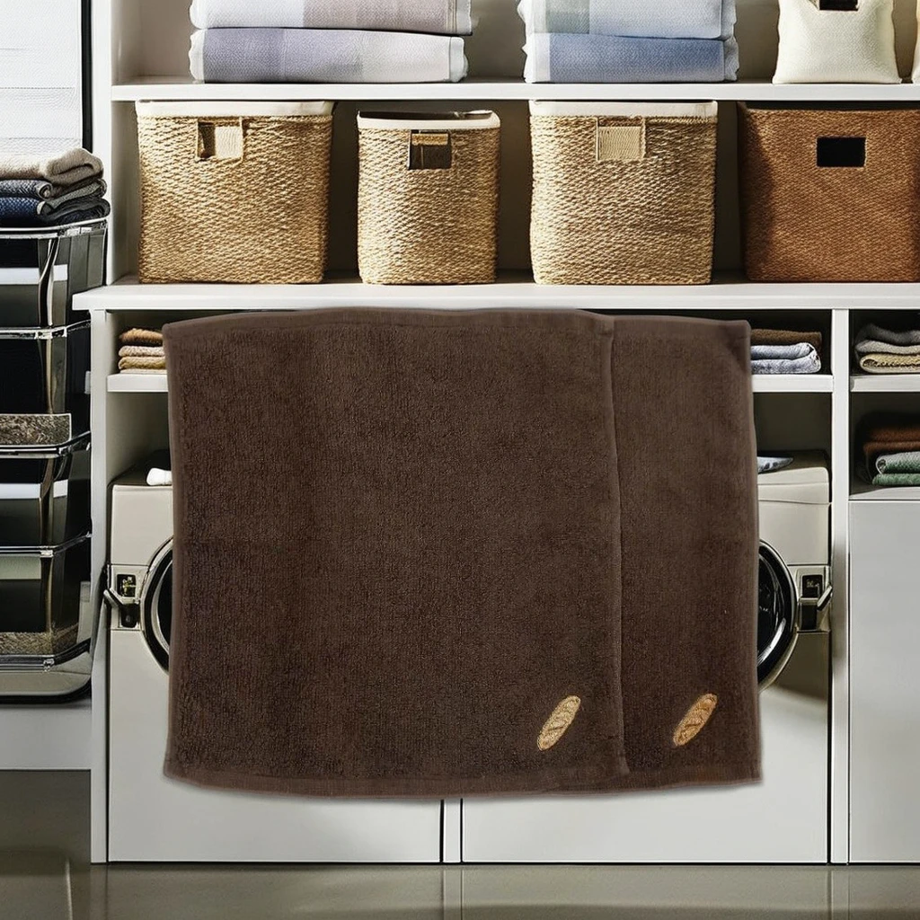 Khăn mặt màu nâu sẫm thêu hình bánh mì