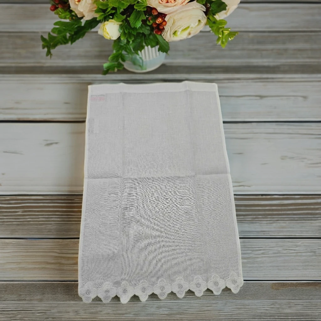 Khăn tắm cao cấp với họa tiết hoa cánh tròn màu trắng