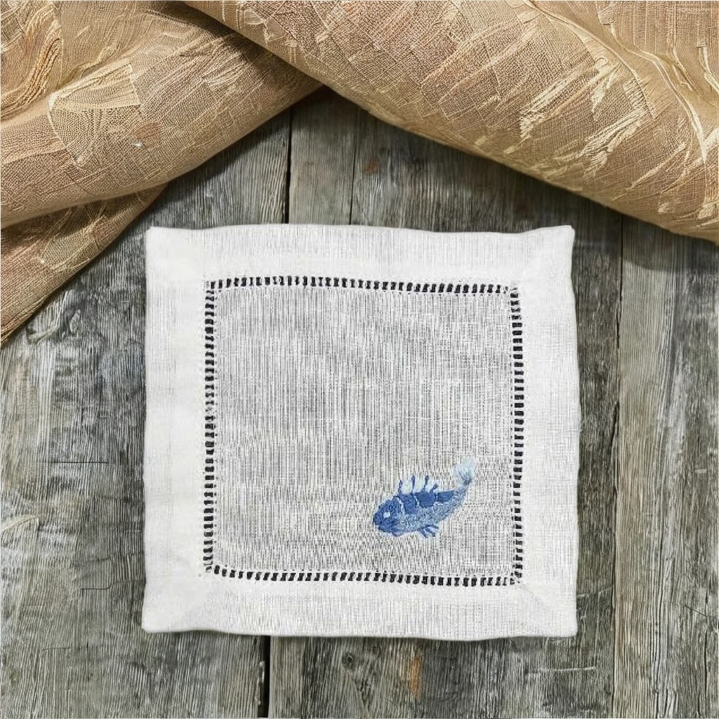 Lót cốc thêu hình cá biển màu xanh lam.