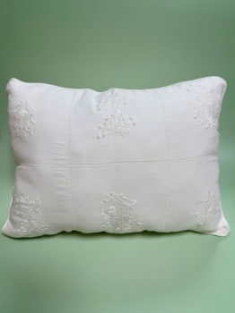 Gối trắng với hoa văn hoa và đường móc