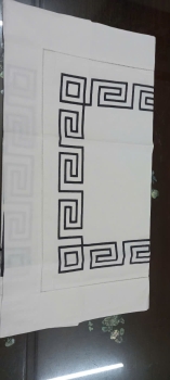 Gối satin trắng với đường màu đen thêu