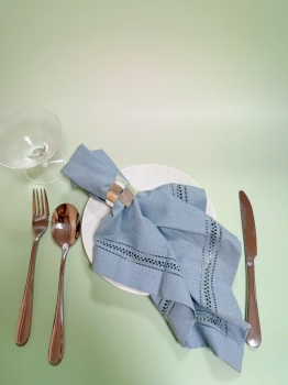 Khăn ăn màu xanh lam nhạt đơn giản xung quanh bằng đường móc tay