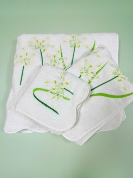 Khăn tắm với hoa dại