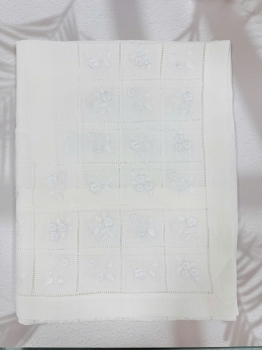 Khăn trải bàn với hoa trắng trong hộp được bao quanh đường móc