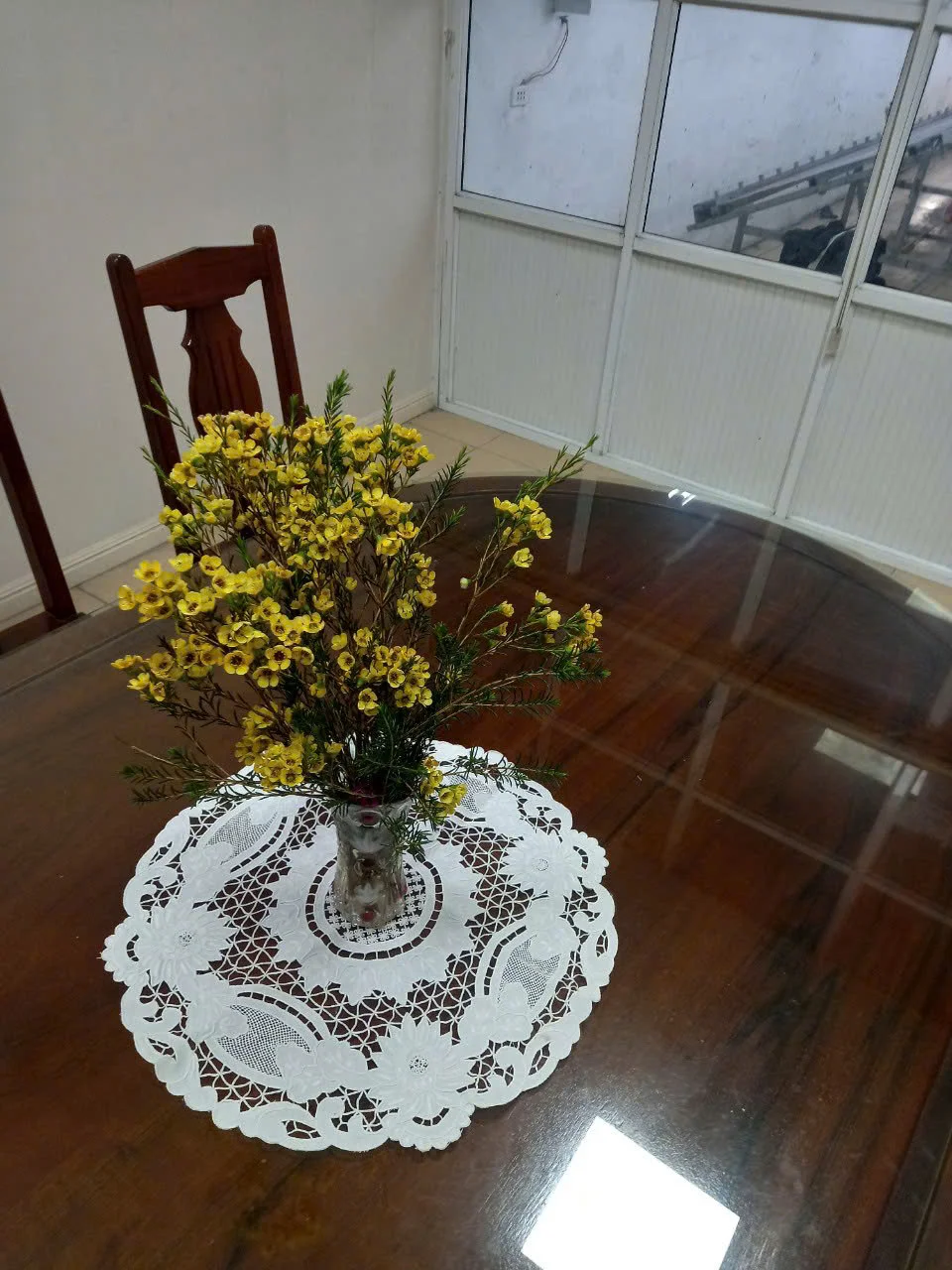 Khăn trải bàn tròn ren trắng họa tiết hoa sang trọng