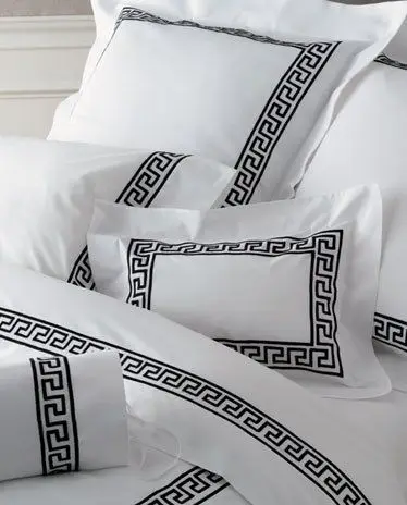 Vỏ gối thêu chỉ đen huyền thoại